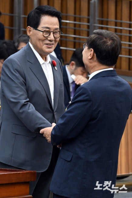 인사하는 박지원 의원-이종석 국가정보원장 후보자