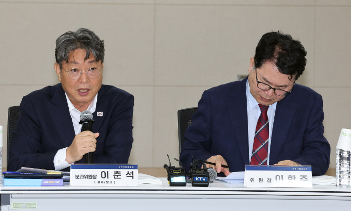 국정기획위원회 이춘석 경제2분과 위원장(왼쪽)이 19일 정부세종컨벤션센터에서 열린 산업통상자원부 업무보고에서 발언하고 있다. 오른쪽은 이한주 국정기획위원회 위원장. 연합뉴스