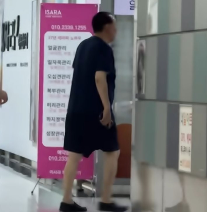 서울 서초구 아크로비스타 상가에서 반바지 차림으로 이동하는 전직 대통령 윤석열씨의 모습. 한국일보 유튜브 화면 캡처