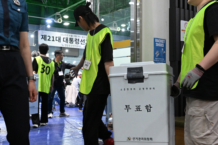 제21대 대통령 선거 투표가 종료된 6월 3일 서울 영등포구 영등포다목적배드민턴체육관에 마련된 개표소로 투표함이 이동하고 있다. 윤창원 기자
