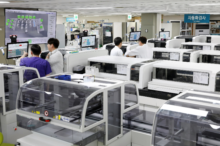 울산대병원은 최근 전자동화 시스템 'TLA(Total Laboratory Automation)'를 최신 기술로 구축했다. 울산대학교병원 제공