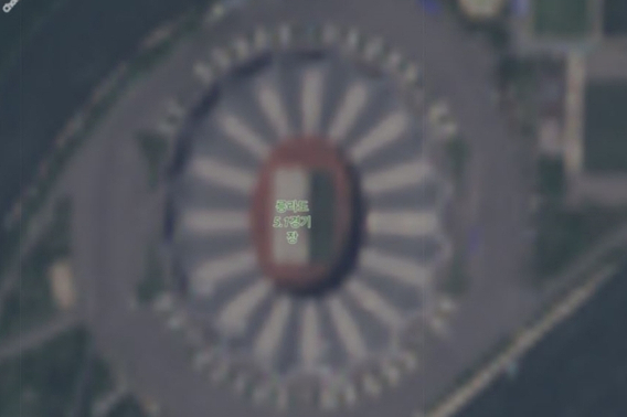 희끄무레한 물체가 능라도 경기장 필드를 덮고 있다. 연합뉴스