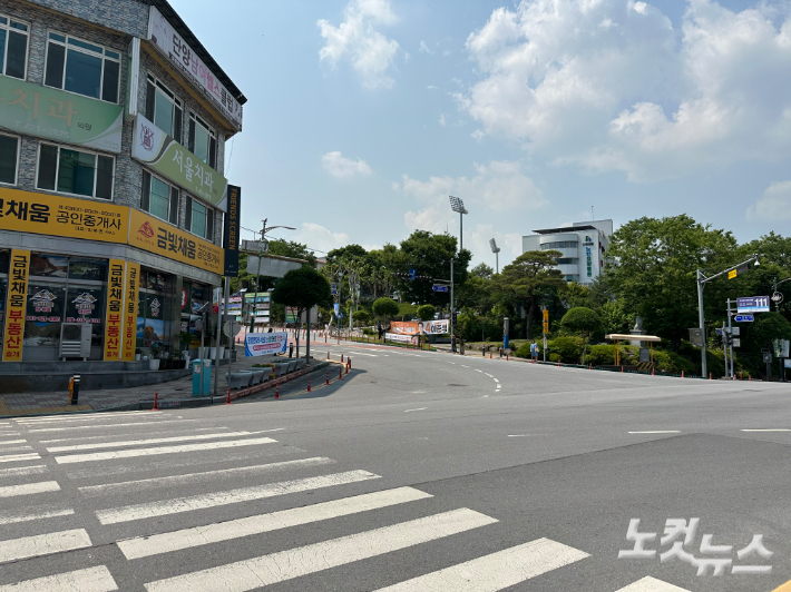 충청북도 단양군 시내 모습. 점심시간대에도 불구하고 거리가 한산하다. 단양=최보금 기자