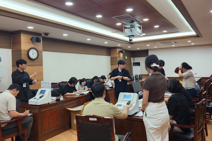 강원 춘천경찰서는 19일 춘천시정신건강복지센터와 협업해 '찾아가는 마음안심버스'를 운영했다. 춘천경찰서 제공