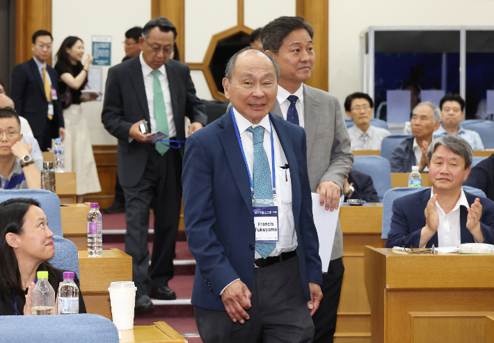 국회 찾은 美석학 후쿠야마 "계엄 해결한 한국에 큰 감동"