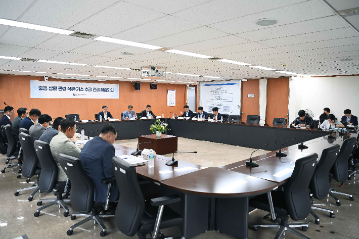 산업통상자원부는 19일 서울 종로구 석탄회관 대회의실에서 한국석유공사, 한국가스공사, 대한석유협회, 한국석유유통협회, SK에너지, GS칼텍스를 비롯한 석유·가스 관련 유관기관 및 업계 관계자 등이 참석한 가운데 '이스라엘 이란 공습 이후 중동지역 긴장 심화에 따라 석유·가스 수급 비상대응태세 및 석유시장을 점검'하기 위해 '중동 상황 관련 석유·가스 수급 및 가격 점검회의'를 열었다. 산업통상자원부 제공 