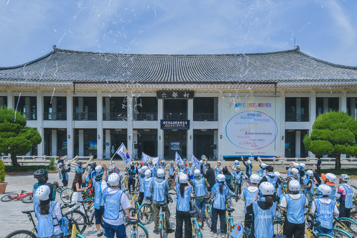 'EX-RIDE' 참가자들이 HICO에서 APEC 정상회의 성공개최를 기원하는 세레모니를 갖고 있다. 경북문화관광공사 제공