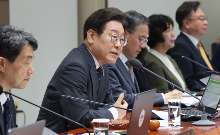 [칼럼]경기부양에 쏟아붓는 20조원…'빚 탕감도 지원금도 공평하게'