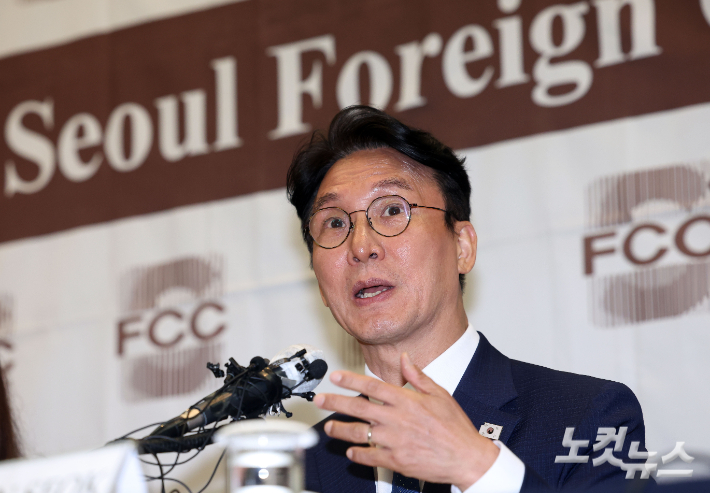 김민석 국무총리 후보자가 지난 17일 오후 서울 중구 프레스센터에서 열린 외신기자간담회에서 질문에 답변을 하고 있다. 류영주 기자