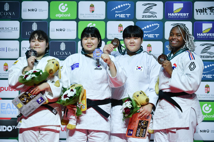 금메달 딴 김하윤(왼쪽에서 두 번째)과 동메달리스트 이현지(사진 왼쪽에서 세 번째). 연합뉴스