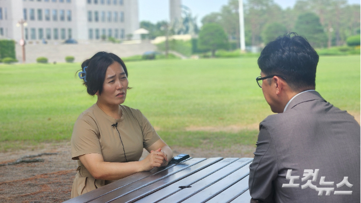 제주항공 참사 유가족협의회 김유진 대표가 국회 앞 공터에서 유가족들의 입장을 설명하고 있다. 송주열 기자 