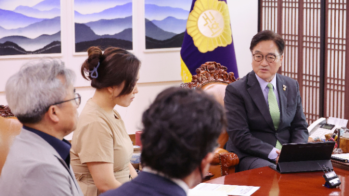 우원식 국회의장이 17일 국회 집무실에서 12·29 제주항공 여객기 참사 유가족협의회 대표단과 면담을 하고 있다. 연합뉴스 제공