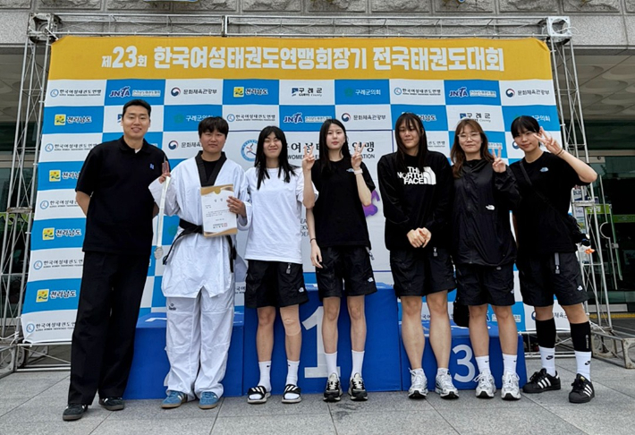 제23회 한국여성태권도연맹회장기 전국태권도대회를 마친 경주시청 여자태권도팀 선수들이 단체 기념촬영을 하고 있다. 사진 왼쪽부터 이상제 감독, 박주아, 황수진, 박수빈, 윤재은, 강다현, 김가현 선수. 경주시 제공