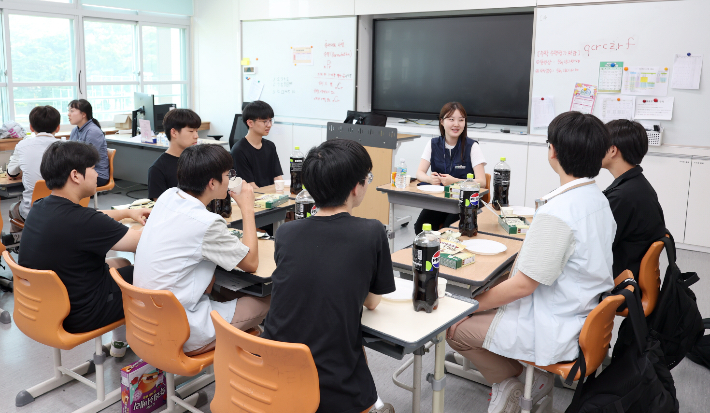 한울본부 직원들이 한국원자력마이스터고 학생들을 대상으로 멘토 활동을 펼치고 있다. 한울본부 제공