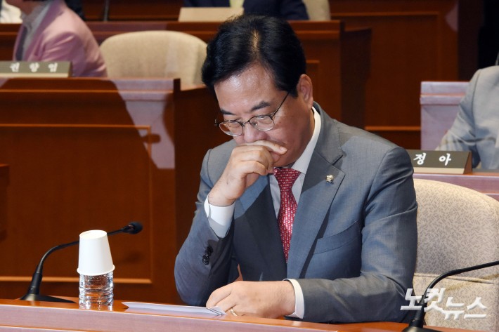 생각에 잠긴 송언석 원내대표