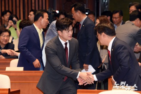 의원들과 인사하는 김용태 비상대책위원장