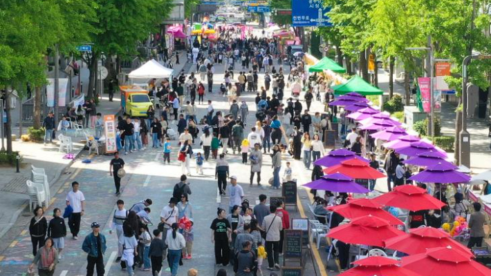 광주 동구청은 금남로 차 없는 거리에서 마술·버블쇼와 청소년 댄스 공연, 풍선아트, 스케치북 삼아 그림 그릴 수 있는 분필아트 존 등 어린이들을 위한 다양한 프로그램을 선보였다. 광주 동구청 제공