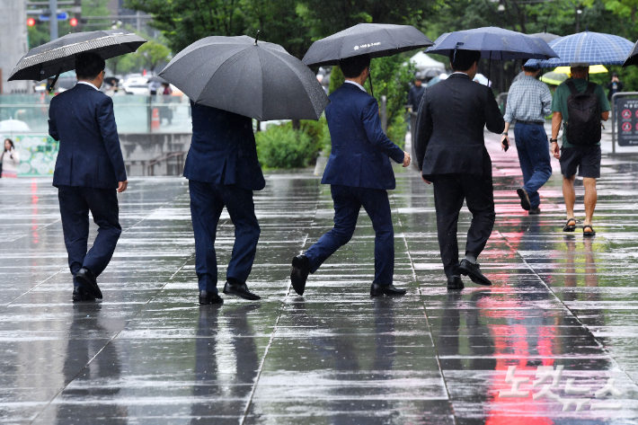 우산을 쓴 시민들이 발걸음을 재촉하고 있다. 류영주 기자