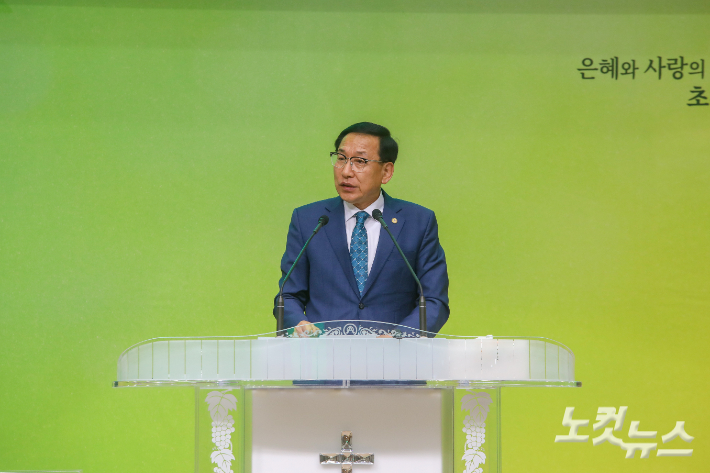 아가페힐링교회 채광명 목사가 설교를 전하고 있다.