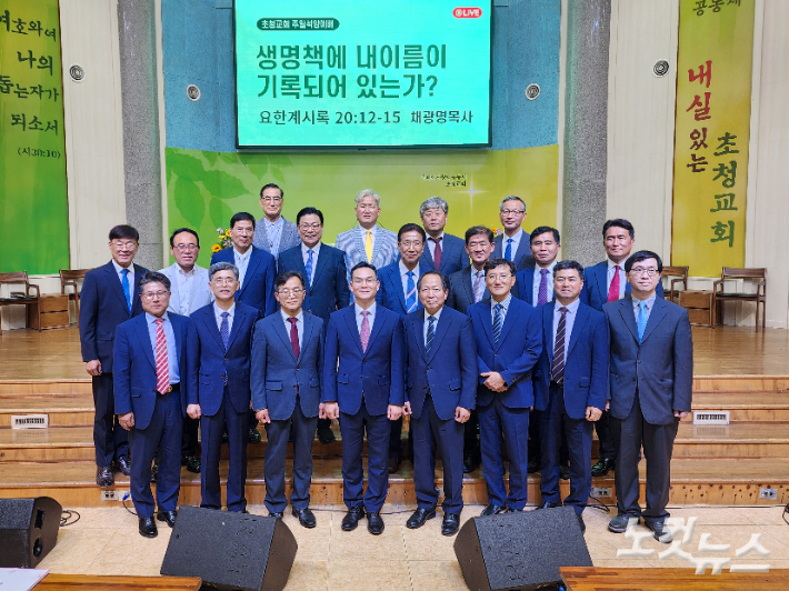 부흥성회 관계자들이 기념 촬영을 하고 있다.