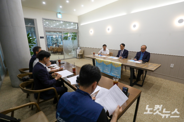 19일 이리신광교회 카페에서 열린 기자 간담회에는 이음세움 미니스트리 조정환 목사와 기쁨의교회 박윤성 목사, 청복교회 조태성 목사 참석한 가운데 뮤지컬 'ABBA: 아바'에 관해 설명하고 있다.