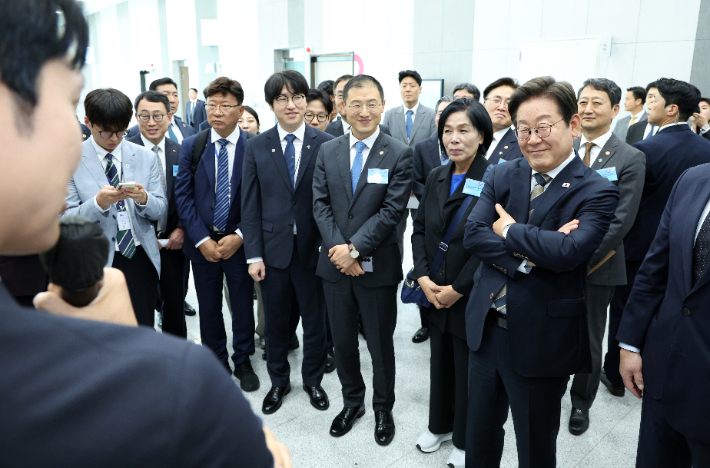 李, 'AI 3대 강국' 시동…코스피 3천엔 "기대감 더 높아지길"