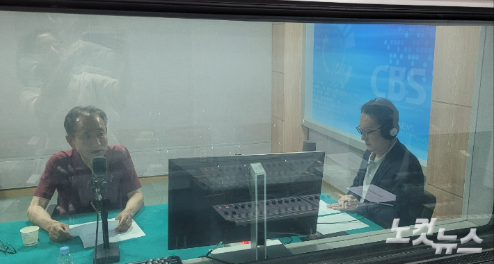 왼쪽부터 김상열 충북교육연대 상임대표, 김종현 앵커. 충북CBS