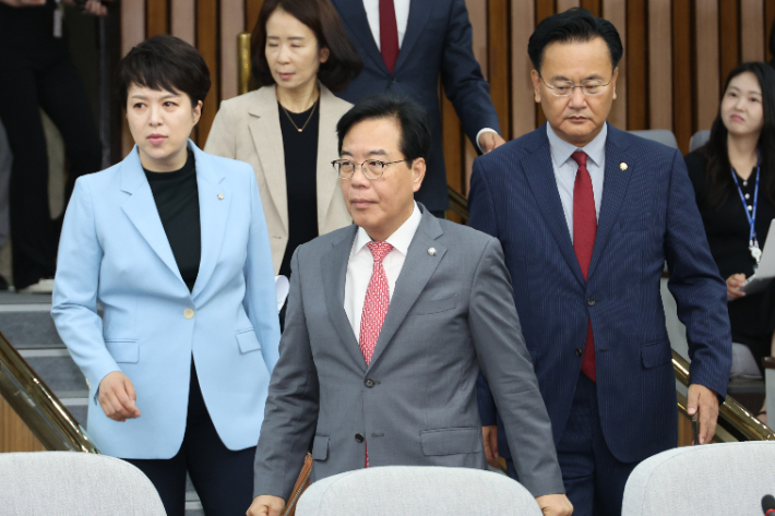 원내대책회의 참석하는 송언석 원내대표     (서울=연합뉴스) 김주성 기자 = 국민의힘 송언석 원내대표와 유상범 원내운영수석부대표(오른쪽), 김은혜 원내정책수석부대표(왼쪽)가 20일 서울 여의도 국회에서 열린 원내대책회의에 참석하고 있다. 2025.6.20     utzza@yna.co.kr (끝)   <저작권자(c) 연합뉴스, 무단 전재-재배포, AI 학습 및 활용 금지> 연합뉴스