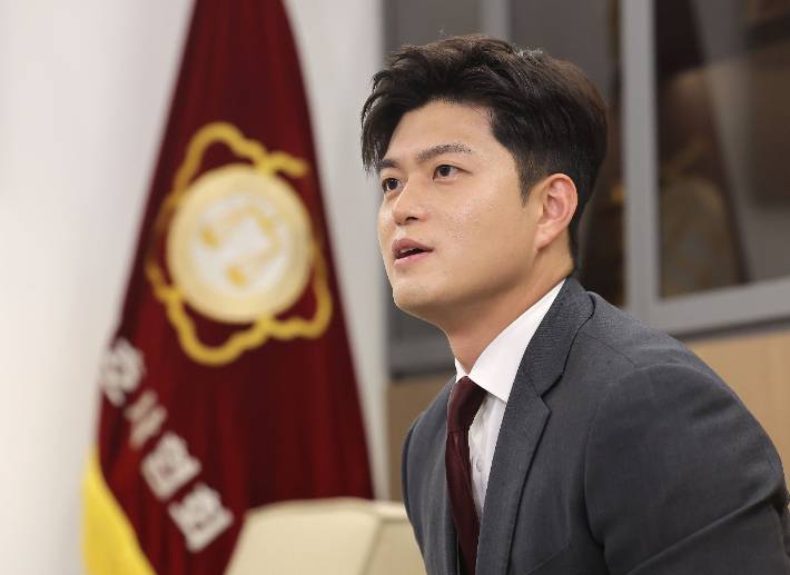 국민의힘 김용태 비대위원장, 대현변협 방문     (서울=연합뉴스) 류영석 기자 = 국민의힘 김용태 비상대책위원장이 20일 서울 서초구 대한변호사협회를 방문해 김정욱 협회장과 면담을 하고 있다. 2025.6.20     ondol@yna.co.kr (끝)   <저작권자(c) 연합뉴스, 무단 전재-재배포, AI 학습 및 활용 금지> 연합뉴스