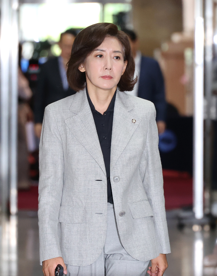 4선 이상 의원 간담회 참석하는 나경원     (서울=연합뉴스) 김주형 기자 = 국민의힘 나경원 의원이 18일 국회에서 송언석 원내대표 주재로 열리는 4선 이상 의원들과의 간담회에 참석하기 위해 이동하고 있다. 2025.6.18     kjhpress@yna.co.kr (끝)   <저작권자(c) 연합뉴스, 무단 전재-재배포, AI 학습 및 활용 금지> 연합뉴스