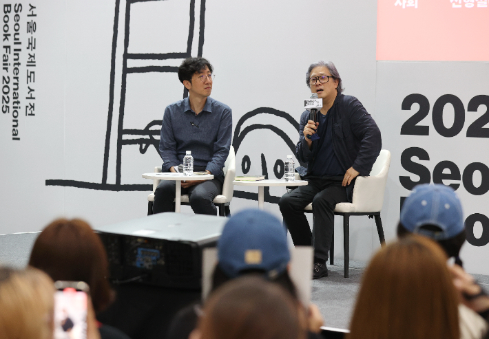 박찬욱 감독이 20일 서울 강남구 코엑스에서 열린 '2025 서울국제도서전'에서 '박찬욱 감독의 믿을 구석'을 주제로 강연하고 있다. 연합뉴스