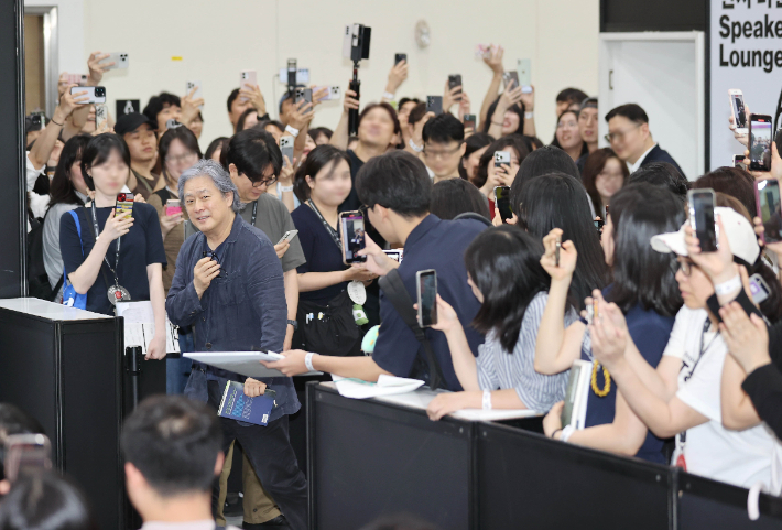 박찬욱 감독이 20일 서울 강남구 코엑스에서 열린 '2025 서울국제도서전' 강연 무대에 오르고 있다. 연합뉴스