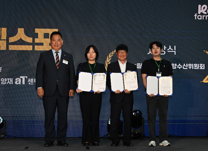 전라남도가 지난 22일까지 3일간 서울 양재동 aT센터에서 열린 '2025 국민팜 엑스포'에 참가해 귀농귀촌 정책 분야 국회 농림축산식품해양수산위원회 위원장상을 받았다. 전라남도 제공