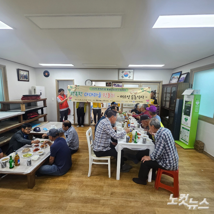 순천만청년회원 20여 명은 지난 21일 대대마을 노인정 4곳을 찾아 어르신 100여 명에게 직접 준비한 따뜻한 식사를 대접했다. 순천만청년회 제공 
