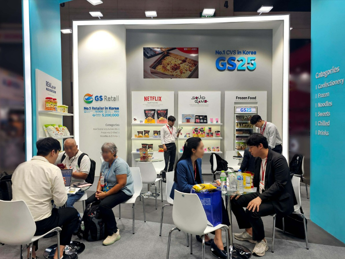 GS25가 태국 'THAIFEX 2025'에 2년 연속 참가해 동남아시아, 유럽, 남미 등 9개국 파트너사와 연내 신규 수출 계약을 협의했다. GS리테일 제공