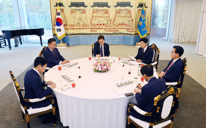 이재명 대통령이 22일 서울 한남동 관저에서 열린 여야 지도부와의 오찬에서 국민의힘 김용태 비상대책위원장의 발언을 듣고 있다. 연합뉴스