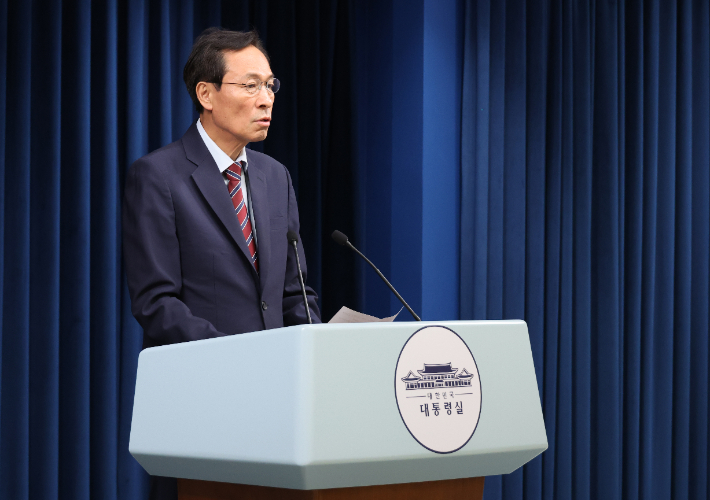 우상호 정무수석이 22일 용산 대통령실에서 이재명 대통령과 여야지도부 오찬 관련 브리핑을 하고 있다. 연합뉴스