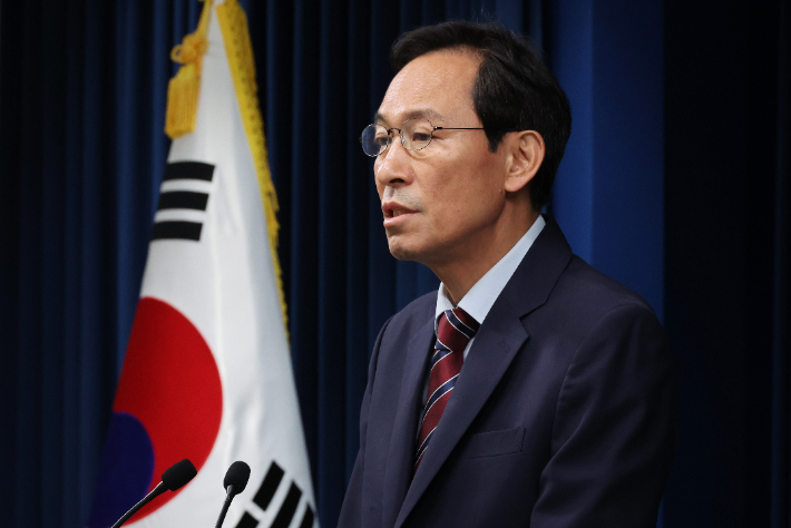 우상호 정무수석이 22일 용산 대통령실에서 이재명 대통령과 여야지도부 오찬 관련 브리핑을 하고 있다. 연합뉴스