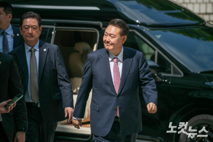 윤석열 전 대통령이 9일 오전 서울 서초구 서울중앙지방법원에서 내란 우두머리 혐의 사건 6차 공판에 출석하고 있다. 사진공동취재단