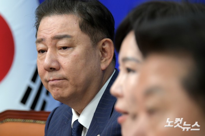 생각에 잠긴 김병기