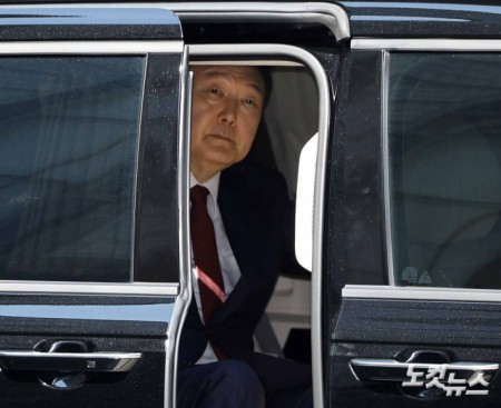 윤석열 전 대통령이 23일 오전 서울 서초구 서울중앙지방법원에서 내란 우두머리 혐의 사건 8차 공판에 출석하고 있다.