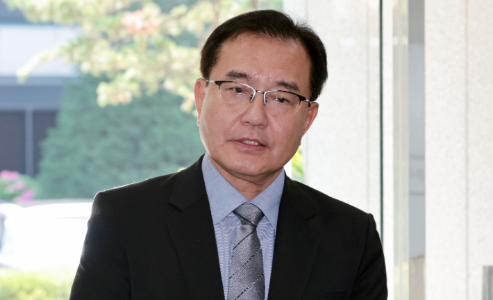 순직 해병 수사 방해 의혹 사건을 수사하는 이명현 특별검사가 23일 서울 서초구 사무실로 출근하며 취재진 질문에 답하고 있다. 연합뉴스