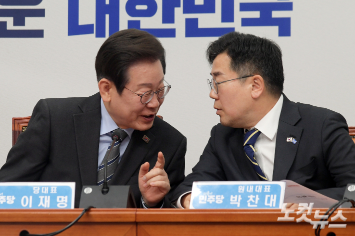 지난 4월 당시 더불어민주당 이재명 대표(왼쪽)와 박찬대 원내대표. 윤창원 기자