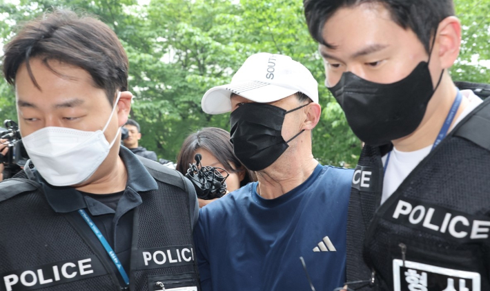 서울 지하철 5호선 열차 안에 불을 지른 60대 남성이 지난 2일 영장실질심사를 위해 서울 양천구 서울남부지법에 출석하고 있다. 연합뉴스