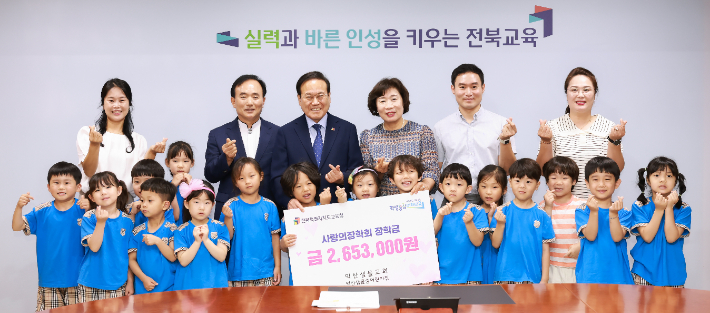 23일 익산 샘물교회의 장학금 기탁식에서 샘물교회 이중관 목사와 교회 관계자, 서거석 전북교육감 등이 기념 촬영을 하고 있다. 전북교육청 제공