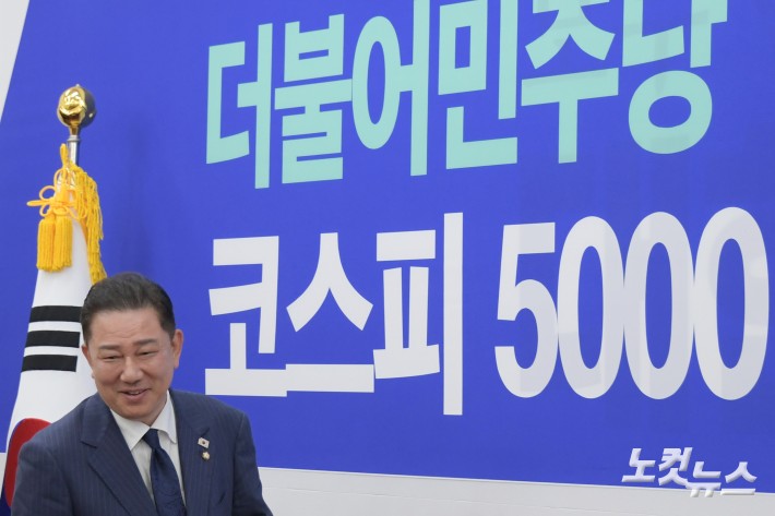 더불어민주당 김병기 당대표 직무대행 겸 원내대표가 23일 서울 여의도 국회에서 열린 