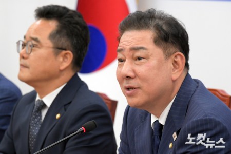 더불어민주당 김병기 당대표 직무대행 겸 원내대표가 23일 서울 여의도 국회에서 열린 
