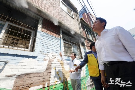 쪽방촌 쿨링포그 가동 살펴보는 서울시장