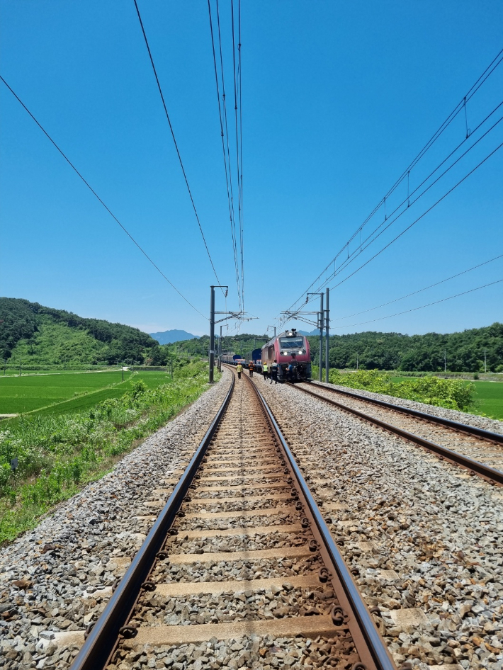23일 오전 11시 40분쯤 전북 남원시 주생면 인근의 한 철로에서 70대 A씨가 치여 숨졌다. 사진은 사고가 난 화물 열차의 모습. 전북소방본부 제공
