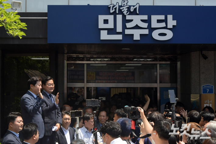 더불어민주당 박찬대 전 원내대표가 23일 서울 여의도 중앙당사에서 당대표 출마 기자회견을 마치고 지지자들을 향해 손을 들어보이고 있다.